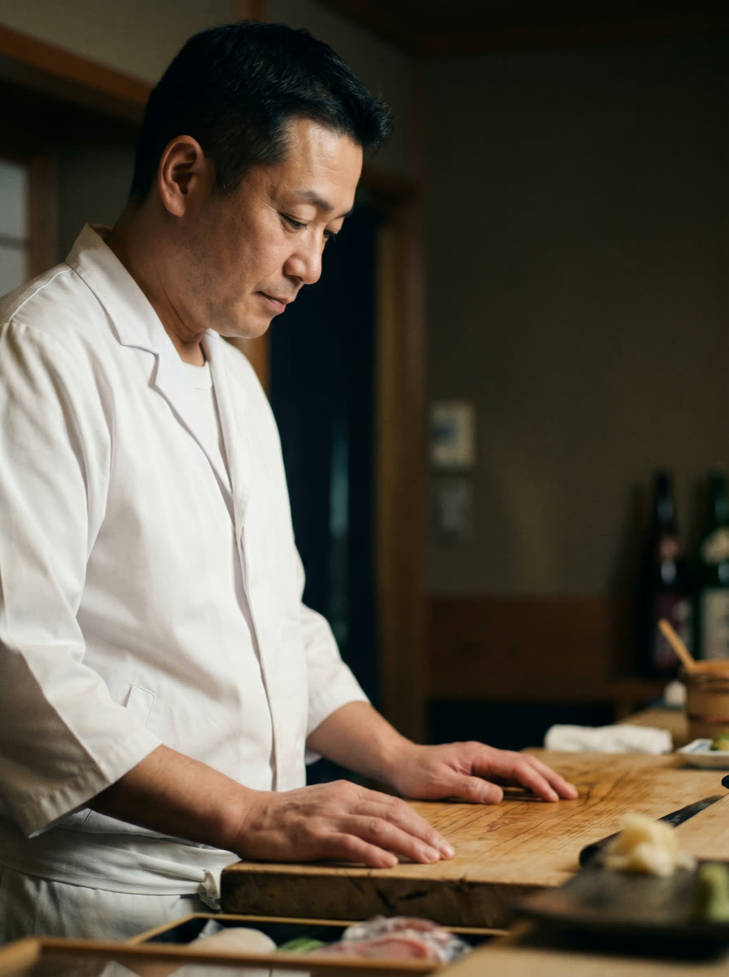 Itamae Kenji Aoki behind the hinoki counter